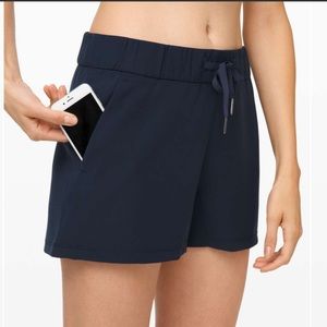 Lululemon On The Fly Shorts - True Navy 2.5”